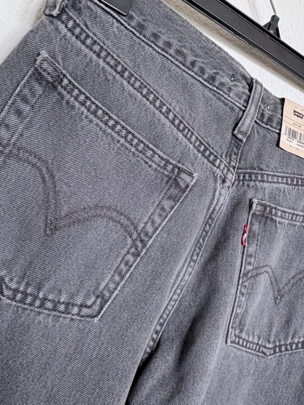 NWT Levi's Wedgie Straight Black Charcoal Distressed Denim Jeans Women's W26xL28 - Picture 4 of 9